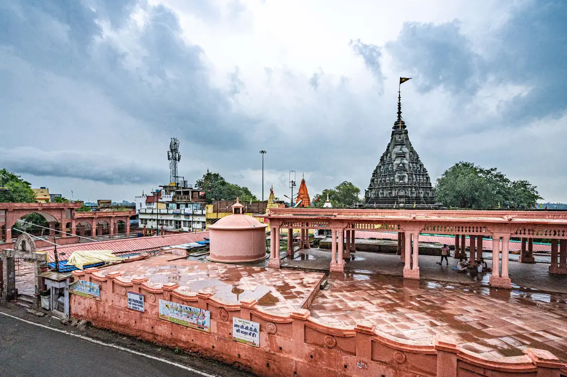 Vishnupad Temple, Gaya — the towering temple with its octagonal shikhara rising on the banks of the Falgu River