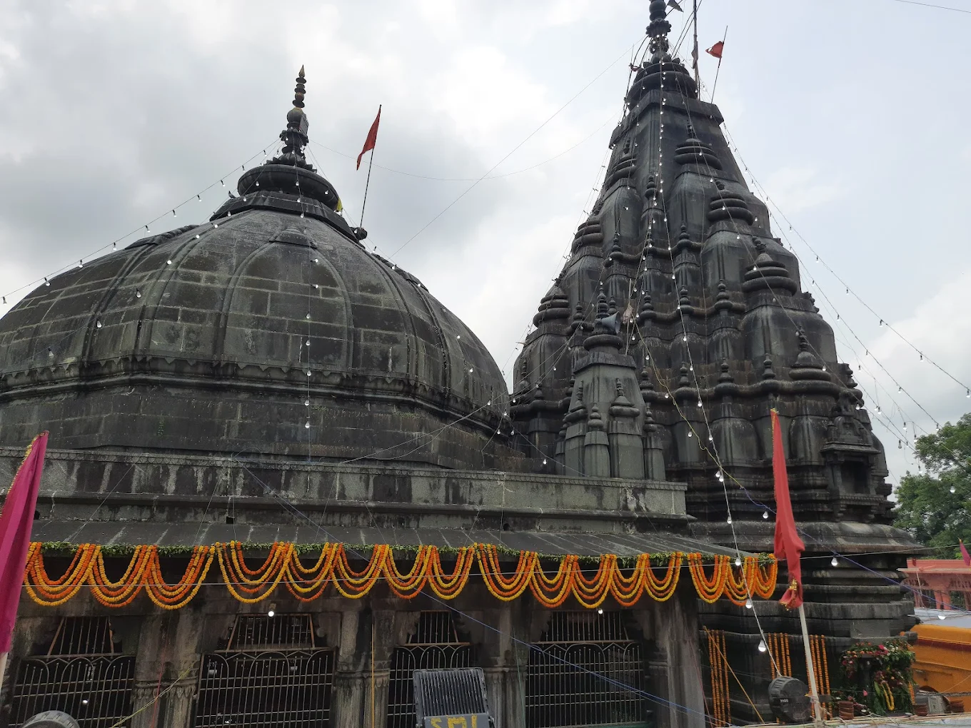 Vishnupad Temple — the octagonal tower and its intricate carved pillars