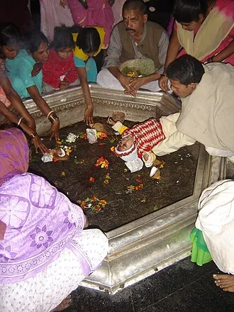 Chadhawa offerings being prepared at Shri Vishnupad Vedi — Tulsi, Kala Til, and sacred items